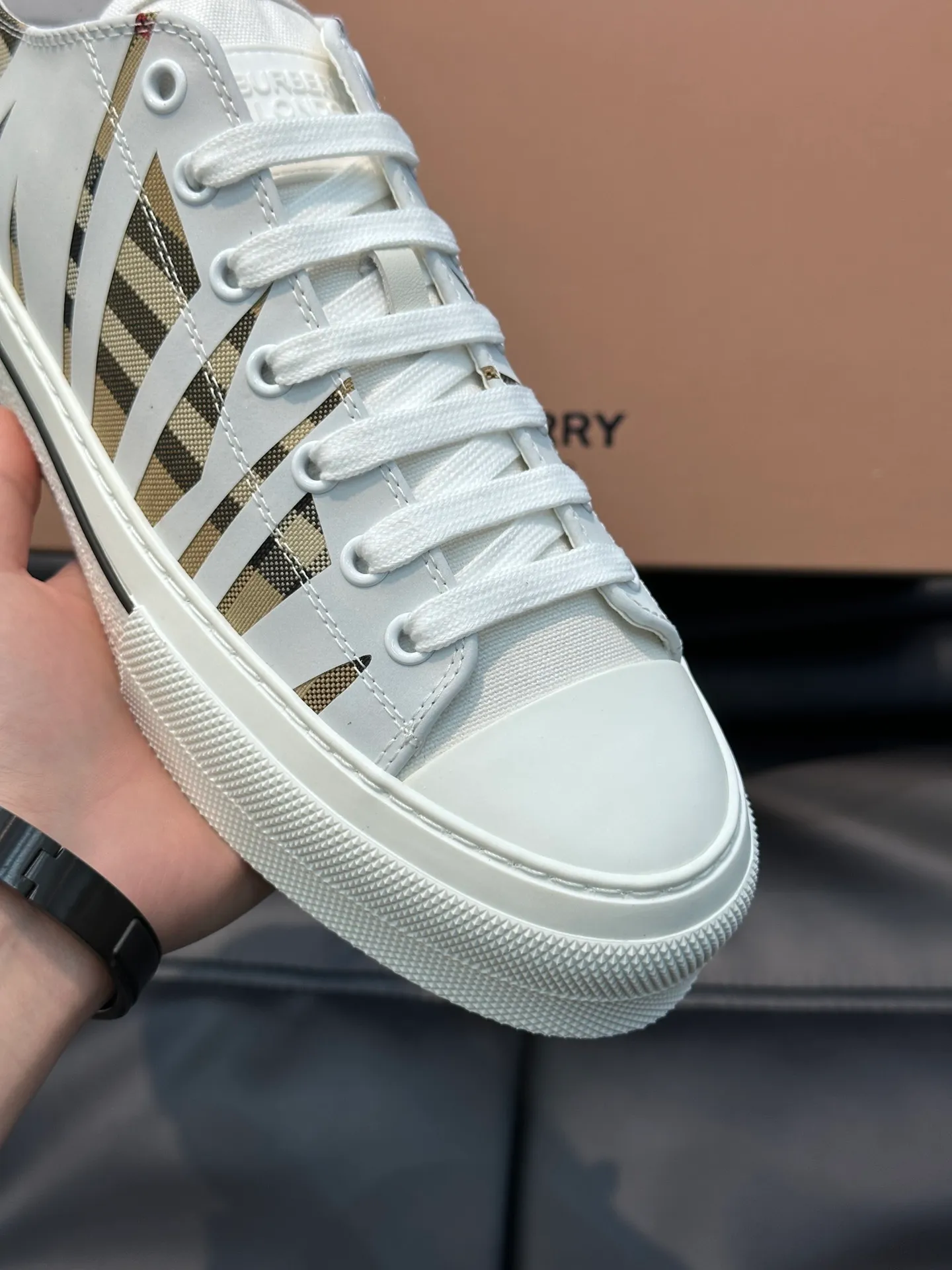 Men's shoes 💰p400 "BURBERR*" men's classic low-top sneakers, reinterpreted with Vintage retro plaid cotton material and decorated with a new brand logo. First-layer sheepskin lining, embossed Burberry lettering logo on the heel, T men's shoes 💰pU original outsole! Size: 38-44 (45 customized)